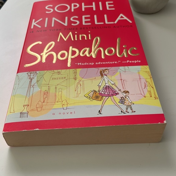4 for $20 - Book - mini shopaholic by Sophie kinsella - Picture 4 of 8